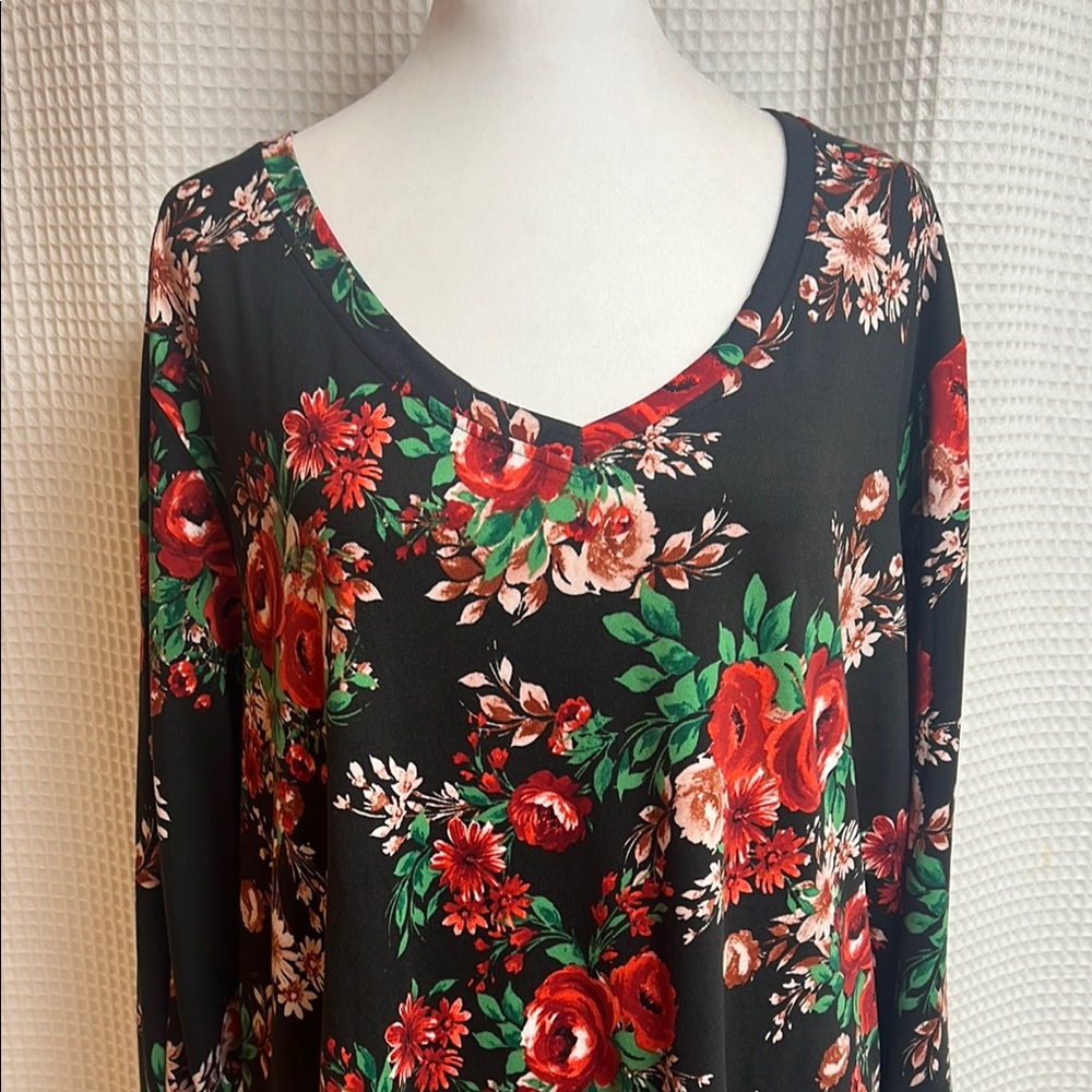 The Pioneer Woman Floral Blouse with Pink and Red hues//3/4 sleeve V Neck top
